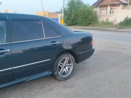 Mercedes-Benz E 240 1998 года за 2 100 000 тг. в Семей – фото 4