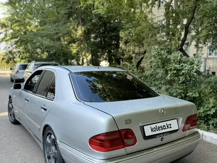 Mercedes-Benz E 200 1998 года за 3 300 000 тг. в Астана – фото 2