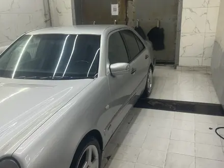 Mercedes-Benz E 240 1999 года за 3 300 000 тг. в Астана – фото 2