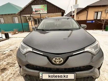 Toyota RAV4 2018 года за 10 800 000 тг. в Атырау