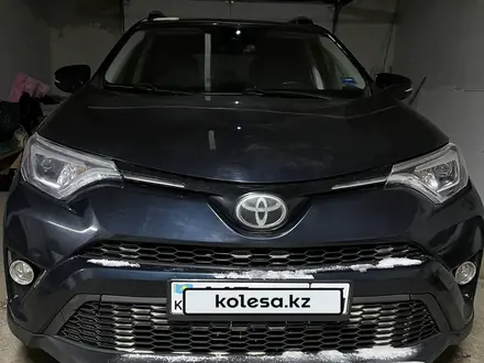 Toyota RAV4 2018 года за 12 000 000 тг. в Актобе