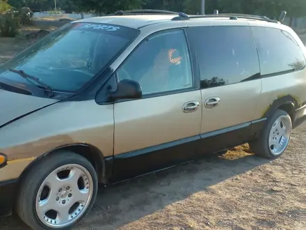 Dodge Caravan 1997 года за 2 000 000 тг. в Уральск – фото 2