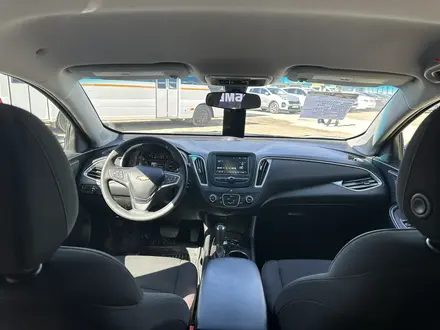 Chevrolet Malibu 2018 года за 7 800 000 тг. в Атырау – фото 8