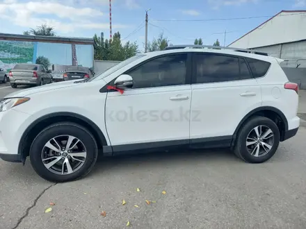 Toyota RAV4 2018 года за 13 000 000 тг. в Актобе – фото 2