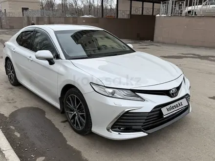 Toyota Camry 2023 года за 19 000 000 тг. в Усть-Каменогорск – фото 2