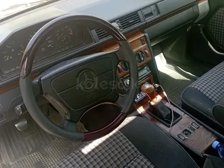 Mercedes-Benz E 220 1992 года за 1 700 000 тг. в Тараз – фото 5