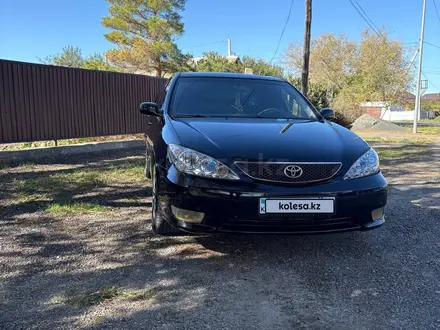 Toyota Camry 2005 года за 4 500 000 тг. в Актобе – фото 2