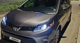 Toyota Sienna 2017 года за 11 500 000 тг. в Атырау