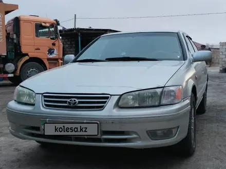 Toyota Camry 2000 года за 3 500 000 тг. в Жетыбай – фото 2