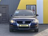 Volkswagen Passat 2005 года за 2 700 000 тг. в Караганда – фото 2