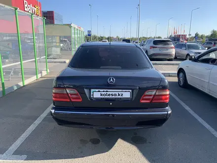 Mercedes-Benz E 200 2001 года за 3 500 000 тг. в Павлодар – фото 4