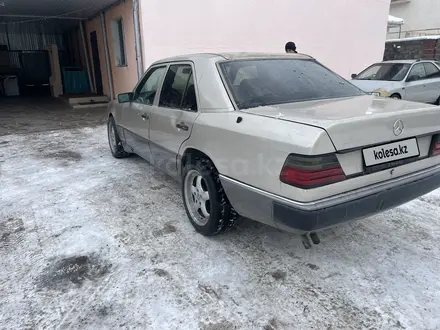 Mercedes-Benz E 200 1990 года за 1 250 000 тг. в Алматы