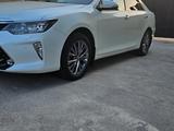 Toyota Camry 2017 года за 15 400 000 тг. в Шымкент – фото 2