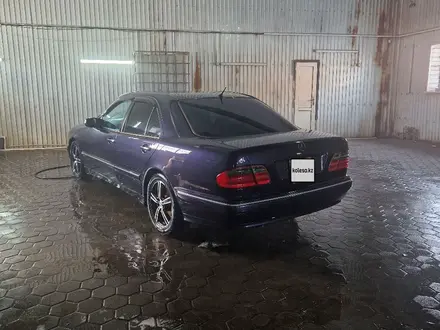 Mercedes-Benz E 200 2001 года за 5 500 000 тг. в Астана – фото 34