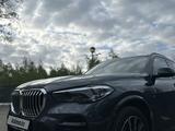 BMW X5 2022 года за 47 000 000 тг. в Уральск – фото 3