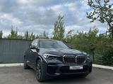BMW X5 2022 года за 47 000 000 тг. в Уральск – фото 2