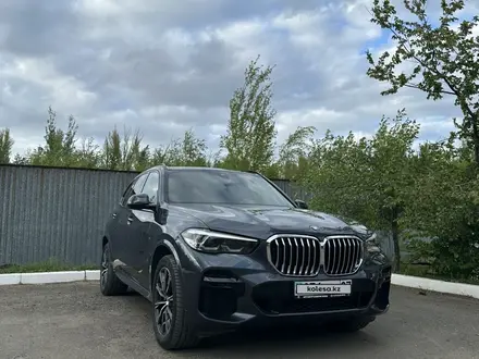 BMW X5 2022 года за 46 000 000 тг. в Уральск – фото 2