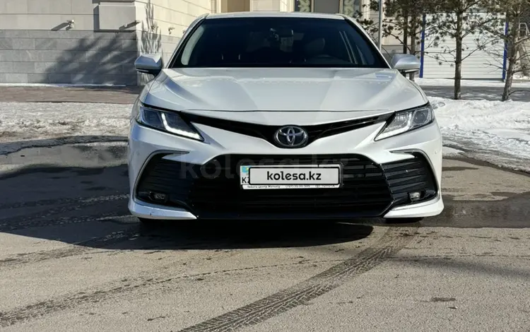 Toyota Camry 2021 года за 14 000 000 тг. в Астана