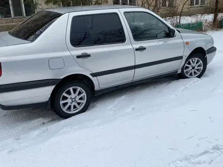 Volkswagen Vento 1992 года за 1 000 000 тг. в Семей – фото 2