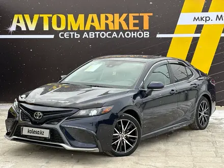 Toyota Camry 2021 года за 13 800 000 тг. в Атырау