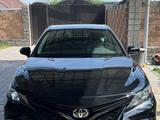 Toyota Camry 2021 года за 11 250 000 тг. в Тараз – фото 2