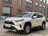 Toyota RAV4 2021 года за 14 200 000 тг. в Алматы – фото 2