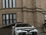 Toyota Camry 2019 года за 12 900 000 тг. в Туркестан – фото 2