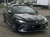 Toyota Camry 2023 года за 14 000 000 тг. в Актобе