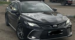 Toyota Camry 2023 года за 14 000 000 тг. в Актобе