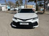 Toyota Camry 2021 года за 13 700 000 тг. в Астана – фото 2