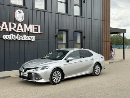Toyota Camry 2018 года за 12 800 000 тг. в Актобе – фото 2