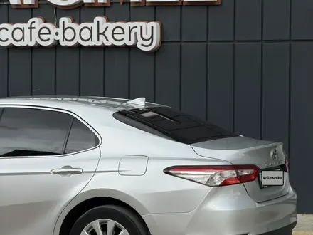 Toyota Camry 2018 года за 12 800 000 тг. в Актобе – фото 5