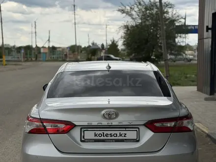 Toyota Camry 2018 года за 12 800 000 тг. в Актобе – фото 8