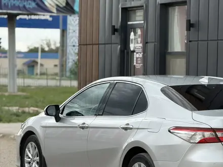 Toyota Camry 2018 года за 12 800 000 тг. в Актобе – фото 6