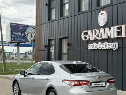 Toyota Camry 2018 года за 12 800 000 тг. в Актобе – фото 7