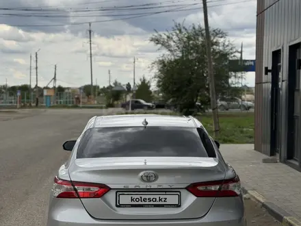 Toyota Camry 2018 года за 12 800 000 тг. в Актобе – фото 9
