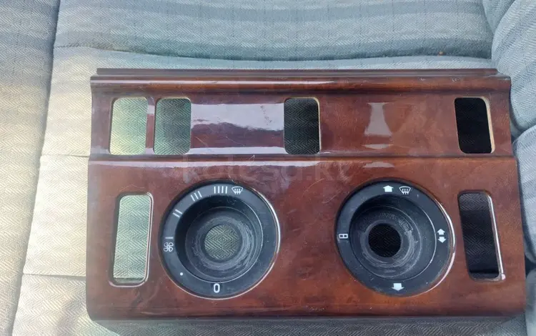 Панель нижней консоли мерседес w124 за 15 000 тг. в Есик