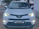 Toyota RAV4 2018 года за 12 000 000 тг. в Актобе – фото 2