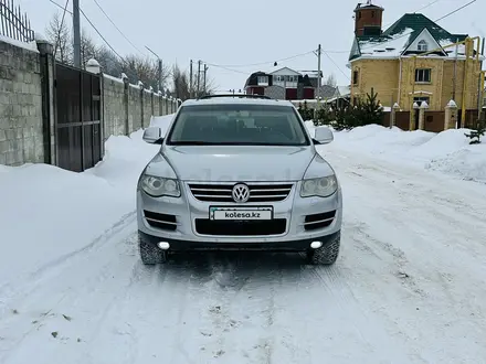 Volkswagen Touareg 2007 года за 6 000 000 тг. в Костанай – фото 2