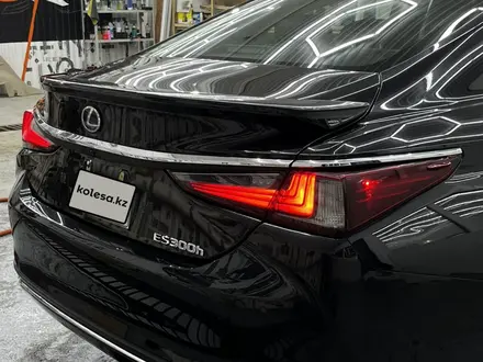 Lexus ES 300h 2021 года за 13 000 000 тг. в Атырау – фото 2