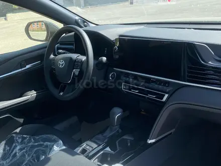 Toyota Camry Luxe 2026 года за 22 190 000 тг. в Актобе – фото 11