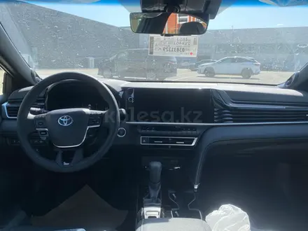 Toyota Camry Luxe 2026 года за 22 190 000 тг. в Актобе – фото 14