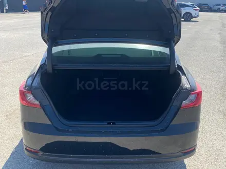 Toyota Camry Luxe 2026 года за 22 190 000 тг. в Актобе – фото 17