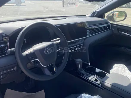 Toyota Camry Luxe 2026 года за 22 190 000 тг. в Актобе – фото 5