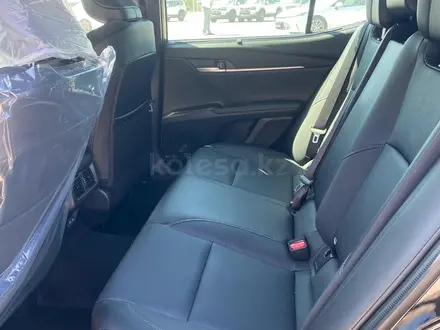 Toyota Camry Luxe 2026 года за 22 190 000 тг. в Актобе – фото 9