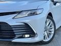 Toyota Camry 2023 годаfor18 500 000 тг. в Актобе – фото 2