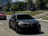 Toyota Camry 2021 года за 15 200 000 тг. в Астана