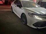 Toyota Camry 2018 года за 12 300 000 тг. в Астана – фото 4