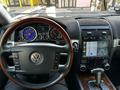 Volkswagen Touareg 2008 года за 5 000 000 тг. в Алматы – фото 12