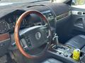 Volkswagen Touareg 2008 года за 5 000 000 тг. в Алматы – фото 15